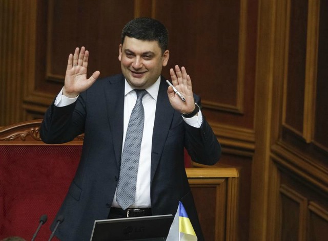 El nuevo primer ministro ucraniano, Vladímir Groisman, a su llegada a una sesión en el Parlamento en Kiev, Ucrania, hoy, 14 de abril de 2016. Groisman, hasta ahora presidente de la cámara, ha sido elegido hoy primer ministro en sustitución del dimisionario Arseni Yatseniuk. EFE/ROMAN PILIPEY