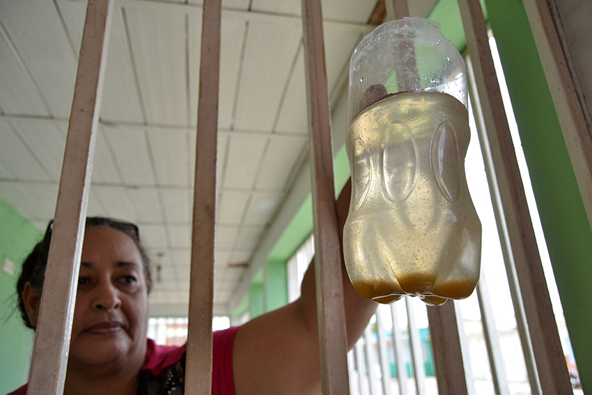 Color y olor del agua incomoda a habitantes de la Gran Valencia