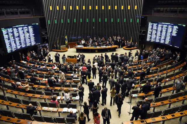 General view of the Lower House of the Congress in Brasilia on April 15, 2016.   Brazil's lower house of Congress opened debate Friday on impeachment of President Dilma Rousseff ahead of a vote this weekend that could seal her fate.  / AFP PHOTO / EVARISTO SA