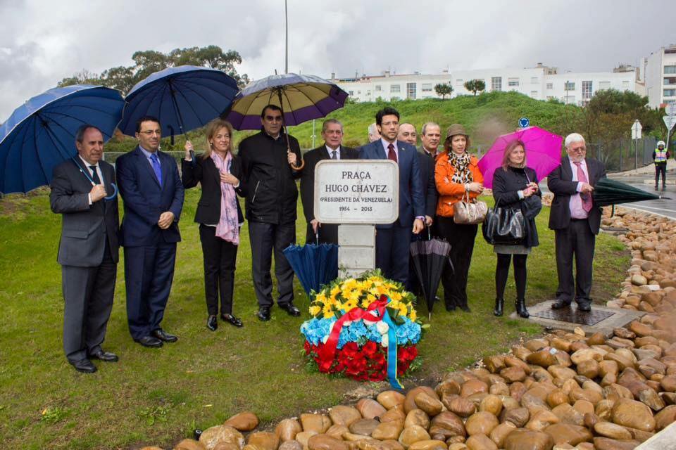 Vecinos furiosos por inauguración de plaza Hugo Chávez en Portugal (fotos)