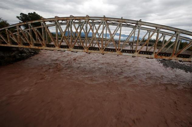 Vista de la crecida del rio Tinguiririca debido a las lluvias en la en la región de O'Higgins, localidad distante 140 km. al sur de Santiago de Chile (Chile). Al menos un muerto, siete desaparecidos, un millar de damnificados, crecidas de ríos y varios aludes es el saldo que ha dejado el temporal de viento y lluvia que afecta desde este sábado la zona central de Chile. EFE MARIO RUIZ