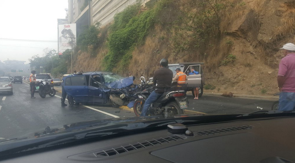 Ocurrió un fuerte choque en la Prados del Este vía La Trinidad (Fotos)