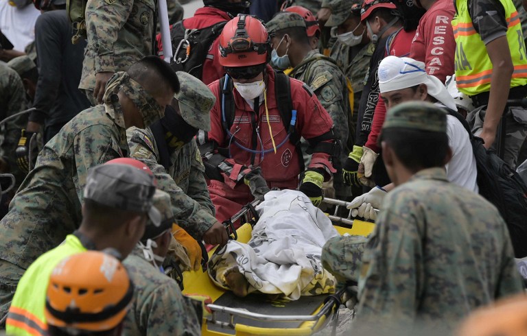 “Si alguien escucha, que grite”, el angustioso llamado de los socorristas en Ecuador