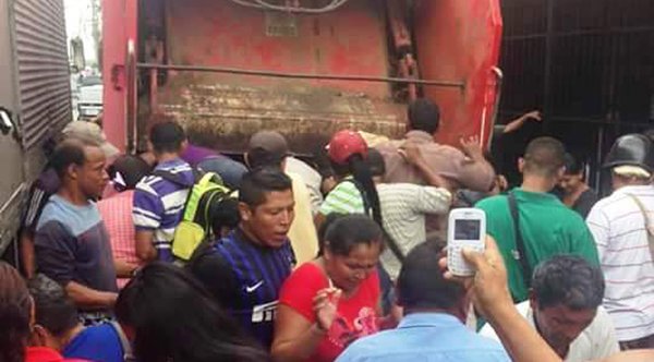 FOTOS: Trifulca en Delta Amacuro por sacar comida de un camión de basura