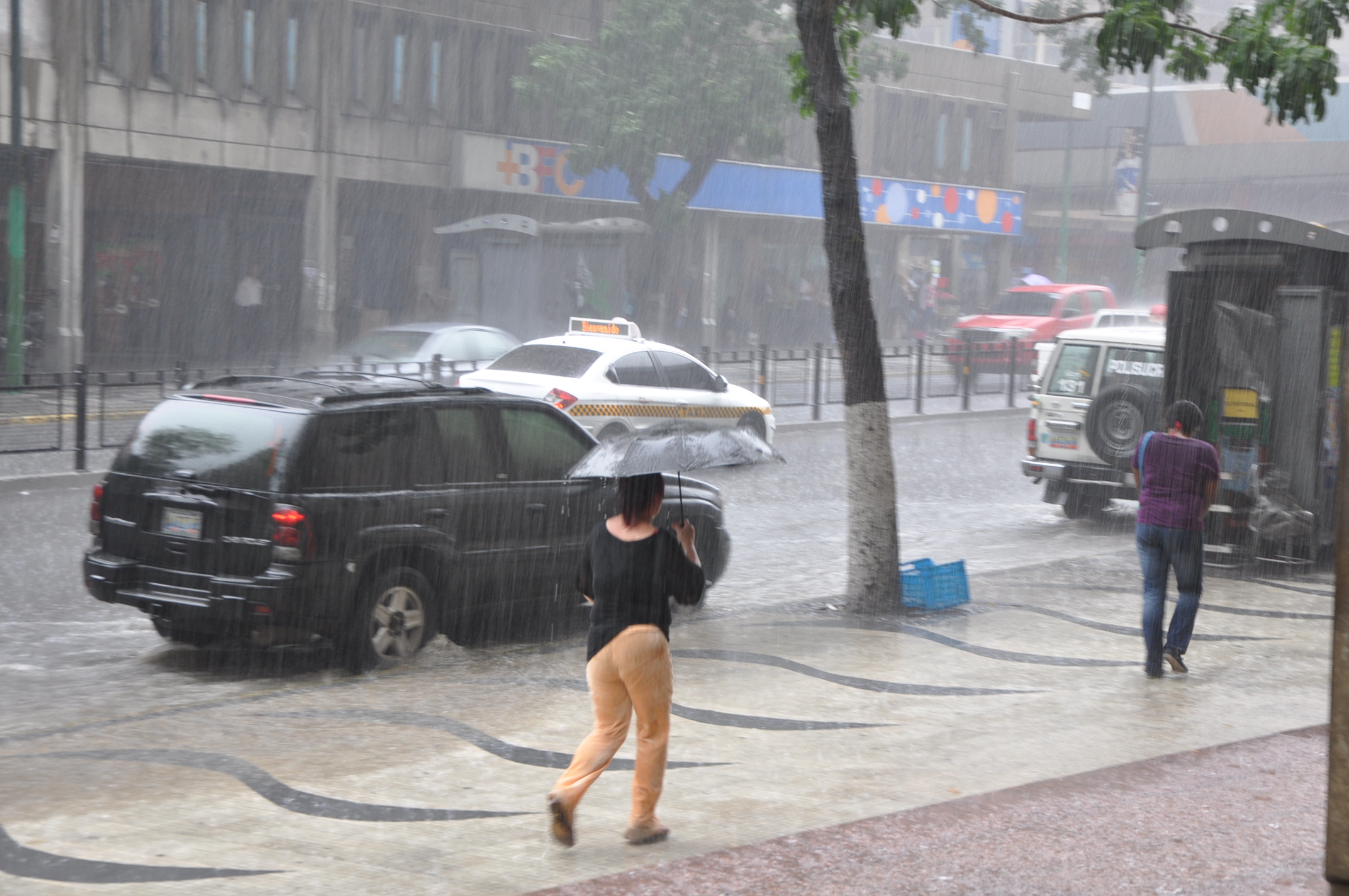 Lunes con lluvias en gran parte del país