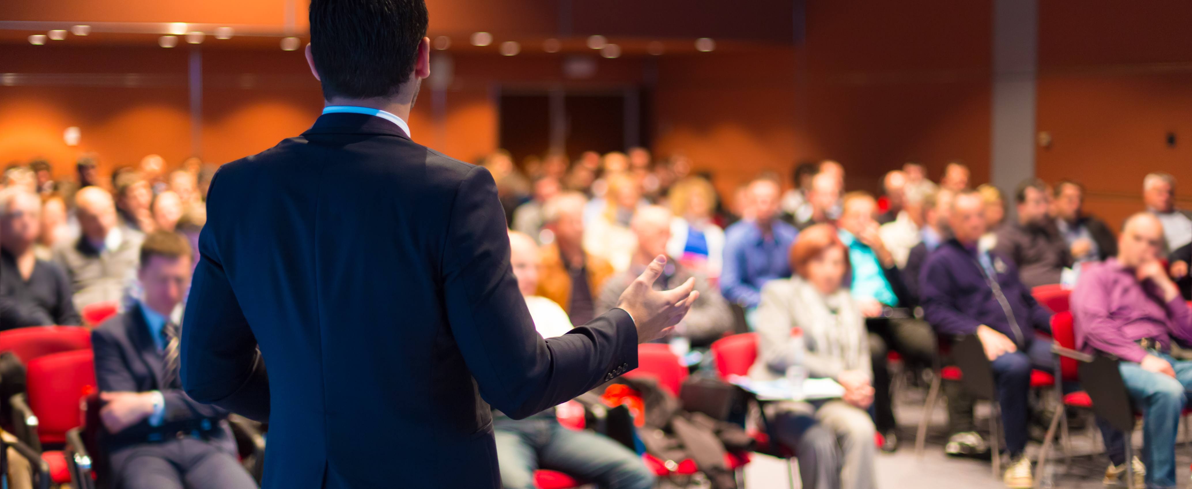 Cómo usar el cuerpo y la voz para una presentación