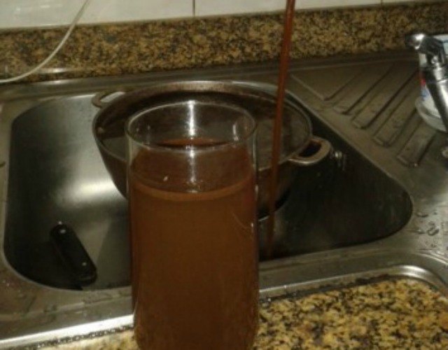 Esta es el agua que llega en Guatire para el consumo (Fotos)