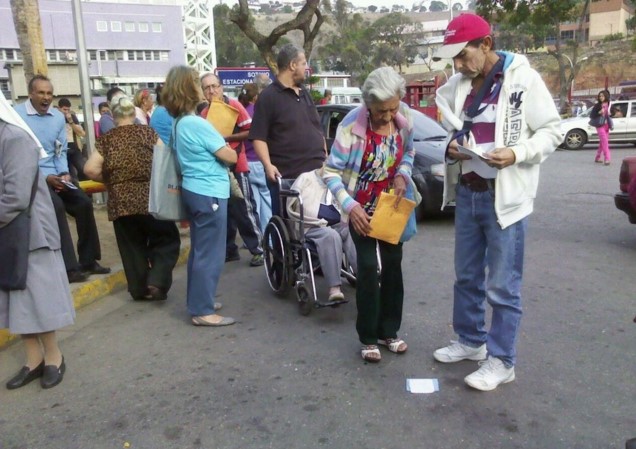 Pacientes esperan en los alrededores del Hospital Pérez Carreño por falta de luz (Fotos)