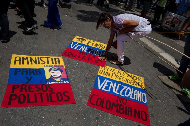 CAR01. CARACAS (VENEZUELA), 27/04/2016.- Personas participan hoy, miércoles 27 de abril de 2016, en el acto de recolección de firmas para activar el proceso revocatorio al mandato del presidente de Venezuela Nicolás Maduro en la ciudad de Caracas (Venezuela). La oposición venezolana dijo hoy que espera que el referendo para revocar el mandato del presidente Nicolás Maduro se haga entre noviembre y diciembre próximos, cálculo que se realiza un día después de que el Consejo Nacional Electoral (CNE) diera el formato de recolección de firmas para su activación. EFE/MIGUEL GUTIÉRREZ