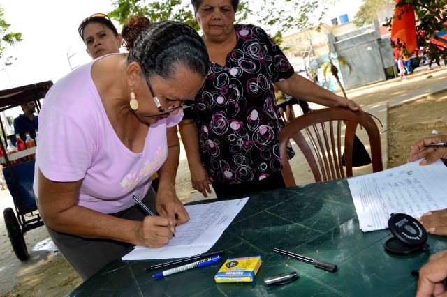 RECOLECCION DE FIRMAS MARACAIBO 28.04 (5)