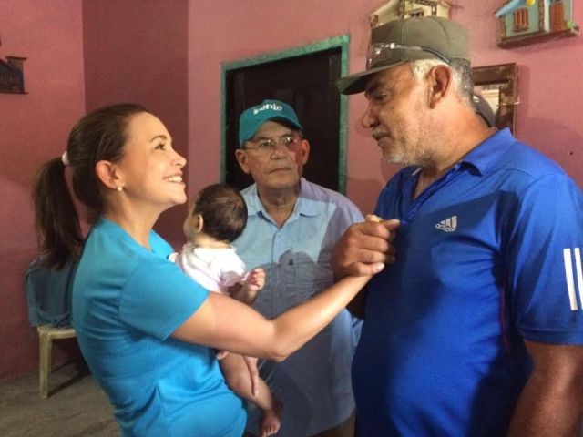 El diputado Omar González (centro) junto a la dirigente de Vente Venezuela, María Corina Machado