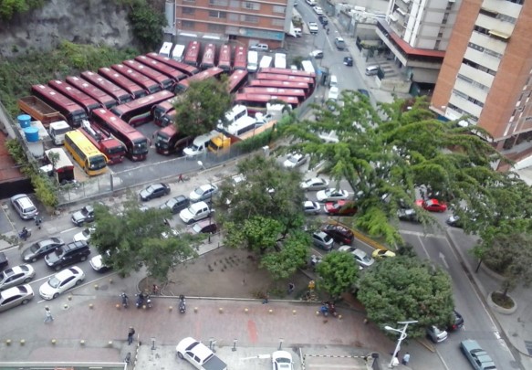 Cerrados los accesos a Bello Monte por protesta de vecinos (Fotos)