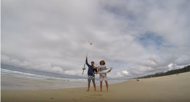 VIDEO: Un dron capta a dos pescadores de atunes en el mar