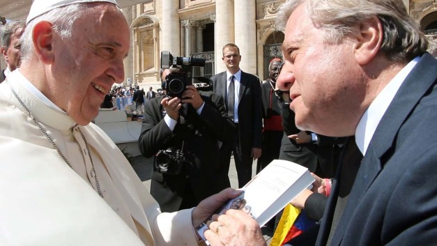  Fotografía facilitada por Marinellys Tremamunno del encuentro entre el Papa Francisco y el padre del encarcelado político opositor venezolano Leopoldo López Mendoza, Leopoldo López Gil (d), quien le ha entregado el libro "Preso pero libre'', esta tarde en la Ciudad del Vaticano. EFE/Marinellys Tremamunno/ ***SOLO USO EDITORIAL***