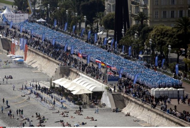 La visita de los empleados de la multinacional Tiens impacta en cada ciudad. Esta foto es del viaje que realizaron a Francia el año pasado. BEBERT BRUNO