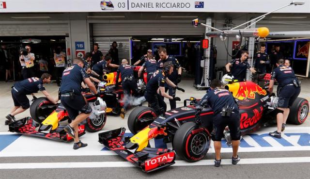 Los pilotos de la escudería Red Bull en pits durante el pasado GP de Rusia. Foto: EFE