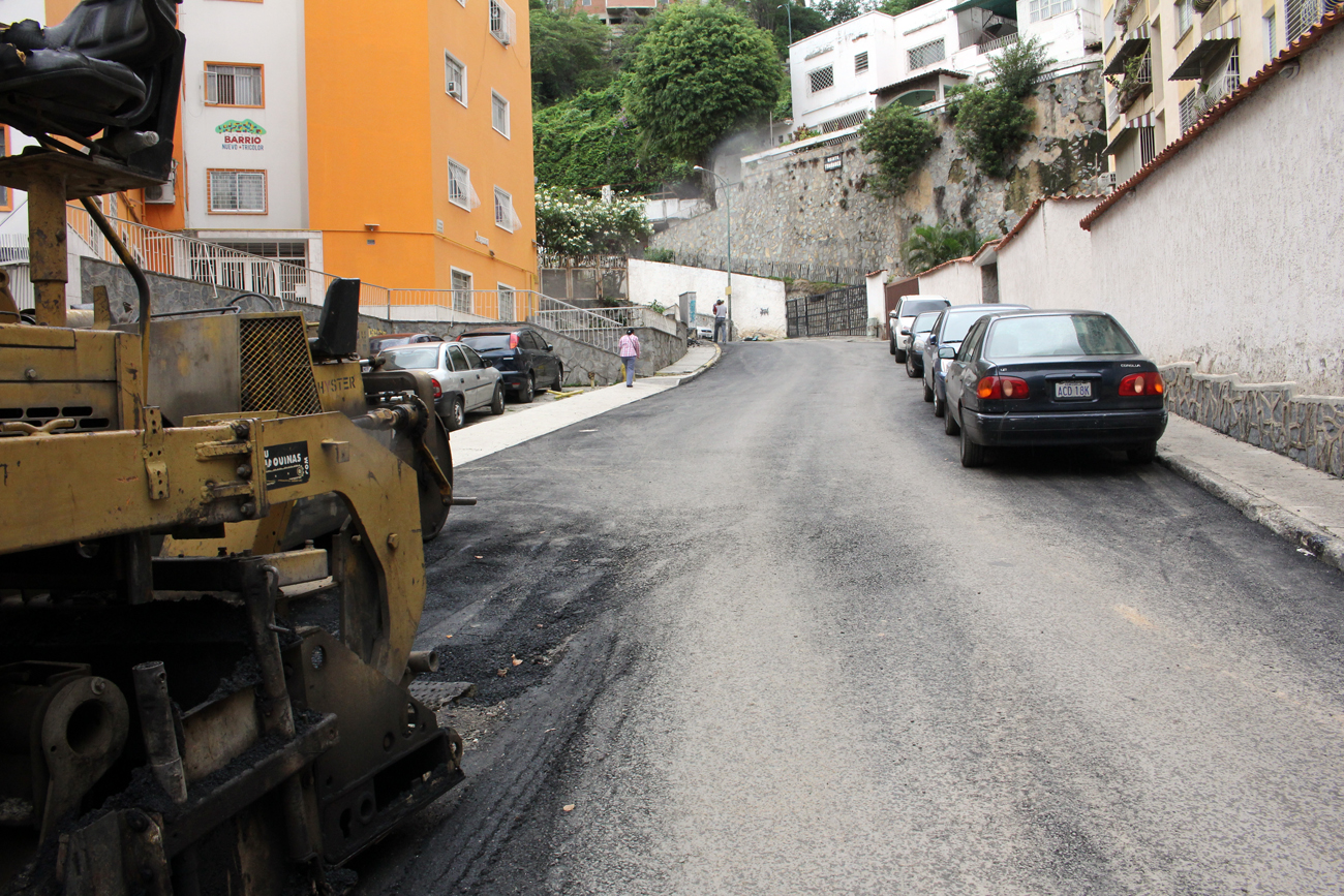 Alcaldía de Baruta trabaja en la rehabilitación de la calle Casiquiare de Colinas de Bello Monte