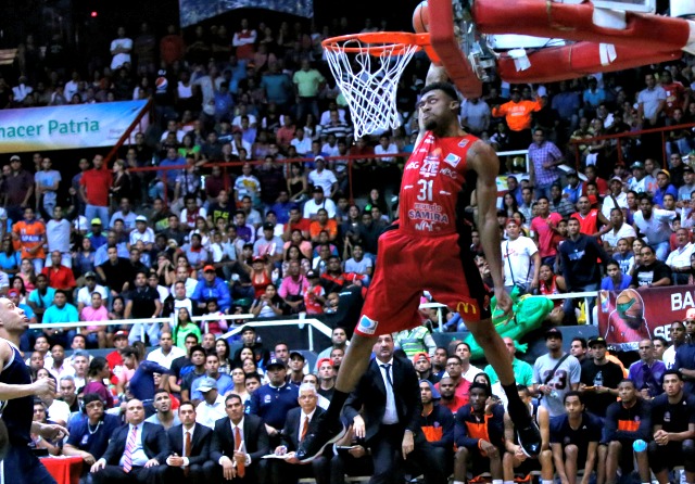 Primer Juego de la Final de la LPB. Cocodrilos del Caracas derrotó la noche de este lunes a a Bucaneros de La Guaira 99X 94 en el primer juego de la final de la LPB. Parque Naciones Unidas el Paraiso, Caracas / AVN