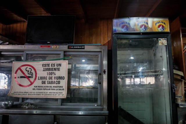 ACOMPAÑA CRÓNICA:VENEZUELA EMPRESAS CAR01. CARACAS (VENEZUELA), 11/05/2016.- Fotografía del 9 de mayo de 2016 de neveras vacías dentro de una licorería ubicada en el sector Chacao, en la ciudad de Caracas (Venezuela). Los trabajadores de Empresas Polar, principal productora privada de alimentos en Venezuela y responsable del 80 % de la industria cervecera en el país, se encuentran custodiando las cuatro plantas productoras de cerveza porque temen que el Gobierno tome las instalaciones. Las plantas cerveceras de esa empresa tienen una nueva fachada de quejas contra el Gobierno de Nicolás Maduro mientras bares y restaurantes hacen malabares para ofrecer el producto. EFE/MIGUEL GUTIERREZ