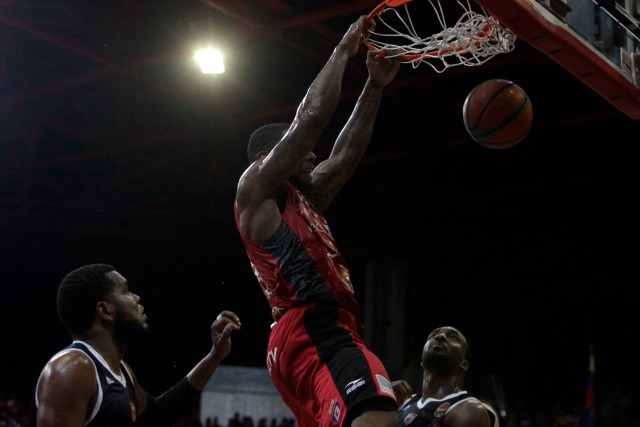 Segundo Juego de la Final de la LPB. Cocodrilos de Caracas volvió a imponerse ante Bucaneros de La Guaira 95-89, en el segundo juego de la final de la LPB. Ahora el equipo saurio está arriba en la serie por 2 juegos. Parque Naciones Unidas, Caracas