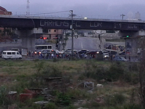 Protesta en la Intercomunal Guarenas-Guatire este #11M (Foto)