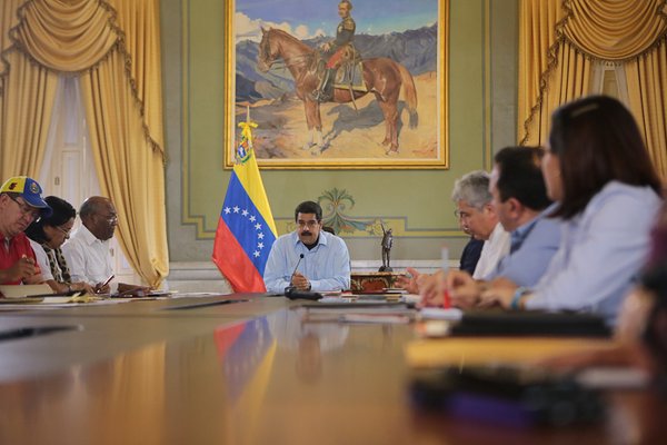 Nicolás pide respeto por los asuntos internos de las naciones y se mete en la democracia de Brasil