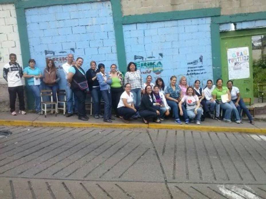 Docentes manifiestan con “pupitrazo” por pago salarial