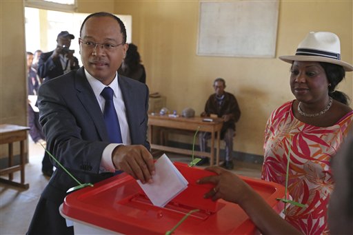 ARCHIVO _ En esta foto de archivo del 25 de octubre de 2013, Fatma Samoura (derecha), funcionaria de la ONU, observa mientras el candidato presidencial de Madagascar, Edgard Razafindravahy, deposita su voto e las elecciones generales, en Antananarivo. El viernes 13 de mayo de 2016, Samoura fue nombrada secretaria general de la FIFA (AP Photo/Schalk van Zuydam, ARCHIVO)