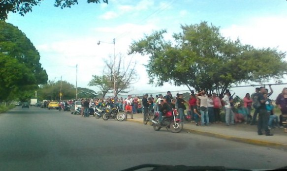 Así están las colas para comprar comida este #17M