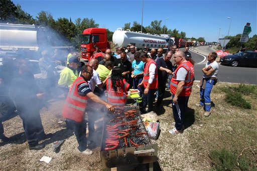 Camioneros en huelga bloquean el acceso a Fos-sur-Mer, en el sur de Francia, el martes 17 de mayo de 2016. Camioneros bloquearon carreteras en toda Francia el martes para protestar contra el aumento de la jornada laboral contemplado en la nueva ley que prepara el gobierno y que el presidente del país, François Hollande, dice que no abandonará. (Foto AP/Claude Paris)