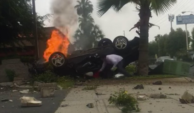 hombre-prepara-grabar-movil-salvar-joven-accidente