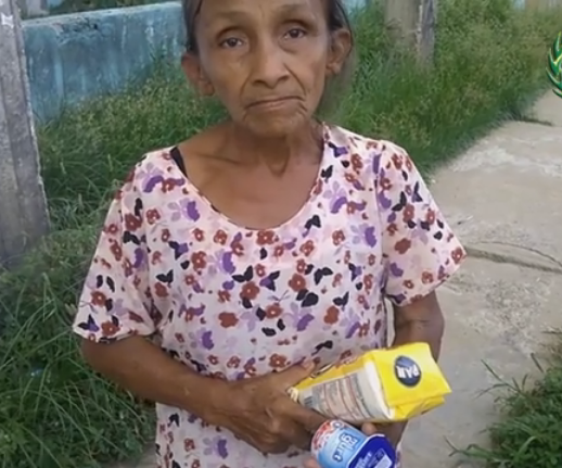 Abuela firmante