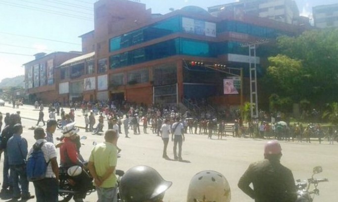 “Queremos comida”, gritan los merideños en las colas de este #21M (Fotos)