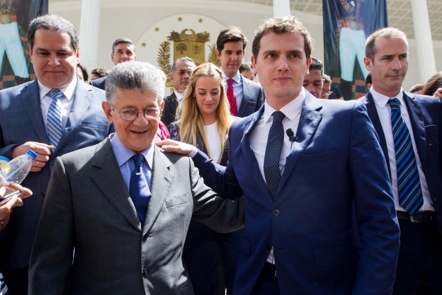 CAR02. CARACAS (VENEZUELA), 24/05/2016.- El líder del partido español Ciudadanos (oposición) Albert Rivera (2-d) posa con el presidente de la Asamblea Nacional de Venezuela Henry Ramos Allup (2-i) durante una sesión especial de la Comisión de Política Interior del la Asamblea Nacional venezolana (AN, Parlamento) hoy, martes 24 de mayo de 2016, en la ciudad de Caracas (Venezuela). Rivera aseguró que los venezolanos están viviendo una "triple crisis", que incluye una "humanitaria sin precedentes". EFE/MIGUEL GUTIÉRREZ