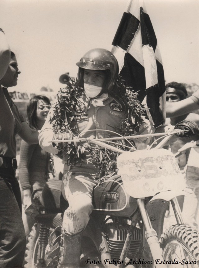 ROGELIO CHISPITA CARDOZO Y LA BANDERA A CUADROS, IMAGEN COTIDIANA TANTO EN MOTOCROSS COMO EN VELOCIDAD