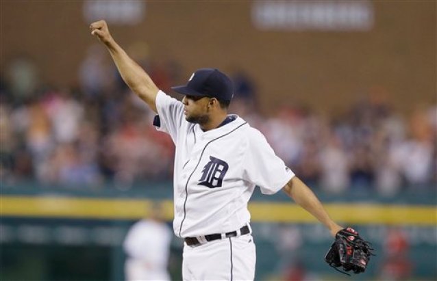 Francisco Rodríguez de los Tigres de Detroit tras conseguir el salvado _el 400 de su carrera_ ante los Filis de Filadelfia el martes 24 de mayo de 2016. (AP Photo/Carlos Osorio)