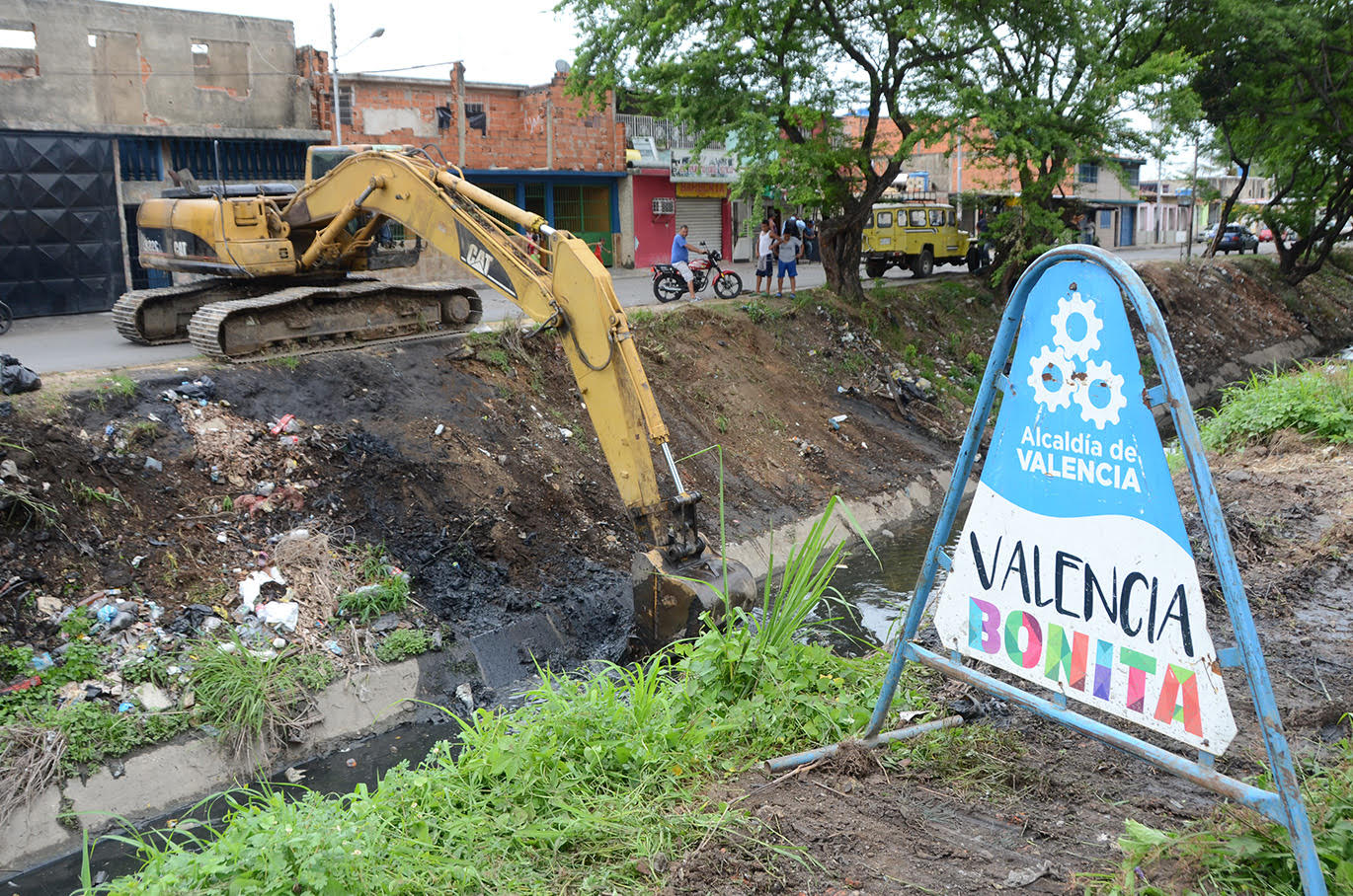 Alcaldía de Valencia intensifica operativo de limpieza de canales