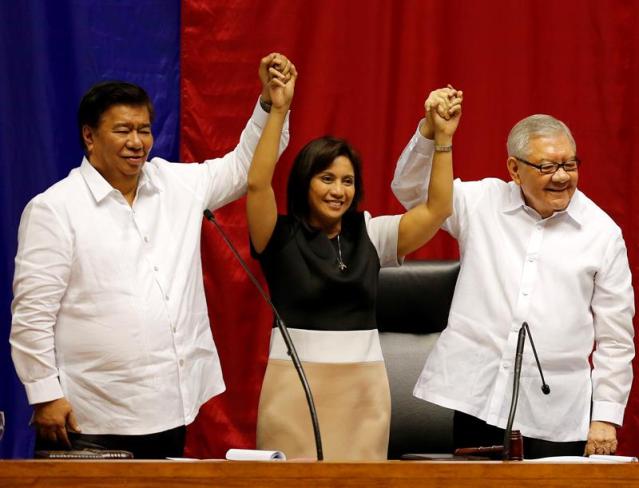 La vicepresidenta electa filipina Maria Leonor Gerona Robredo (c), el presidente del Senado, Franklin Drilon (izq), y al presidente del Congreso, Feliciano Belmonte (dcha), durante el acto de proclamación del nuevo presidente de Filipinas, Rodrigo Duterte, en Manila (Filipinas) hoy, 30 de mayo de 2016. Duterte fue proclamado hoy nuevo presidente de Filipinas en un acto conjunto del Congreso y el Senado en Manila al que el mandatario no asistió por considerarlo "cursi". EFE/Francis R. Malasig