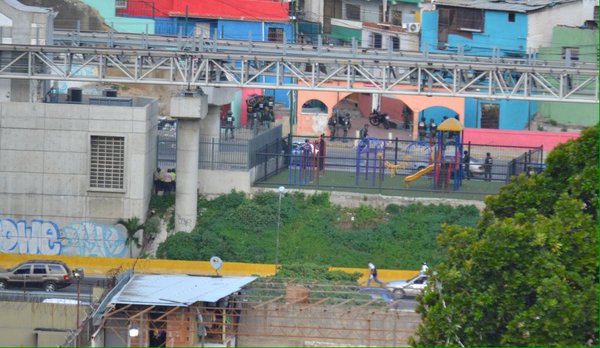 Petare se calienta por falta de agua y recibe “gas del bueno” (FOTOS + VIDEOS)