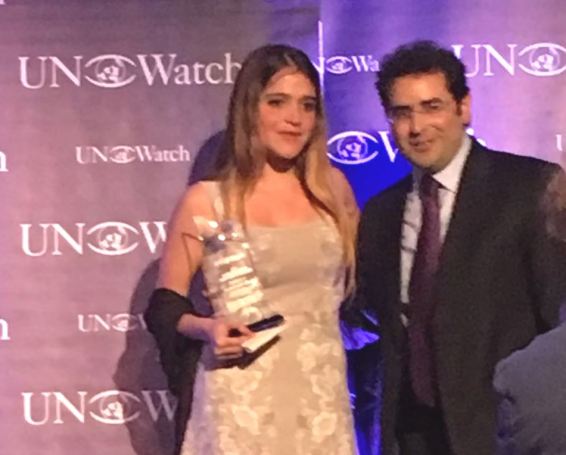 Antonietta Ledezma Capriles, al momento de recibir el premio