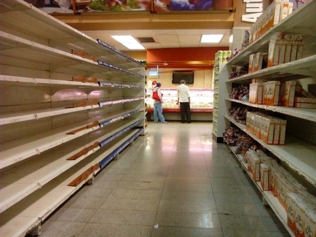 La escasez de medicinas y alimentos agobia  a los venezolanos (Foto AFP)