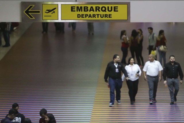 CAR06. MAIQUETÍA (VENEZUELA), 31/05/2016.- Pasajeros caminan por el Aeropuerto Internacional Simón Bolívar hoy, martes 31 de mayo de 2016, en Maiquetía (Venezuela). La aerolínea alemana Lufthansa informó hoy que lamenta "profundamente" suspender sus servicios de Caracas a Fráncfort a partir del próximo 18 de junio debido a la imposibilidad de cambiar sus ganancias a dólares estadounidenses y a la baja en la demanda de vuelos, entre otras razones. EFE/Christian Hernández