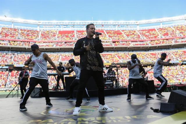 El cantante colombiano J Balvin participa en el acto inaugural de la Copa América centenario antes del juego entre Colombia y EEUU, en el Levi's Stadium de Santa Clara (EE.UU.) EFE