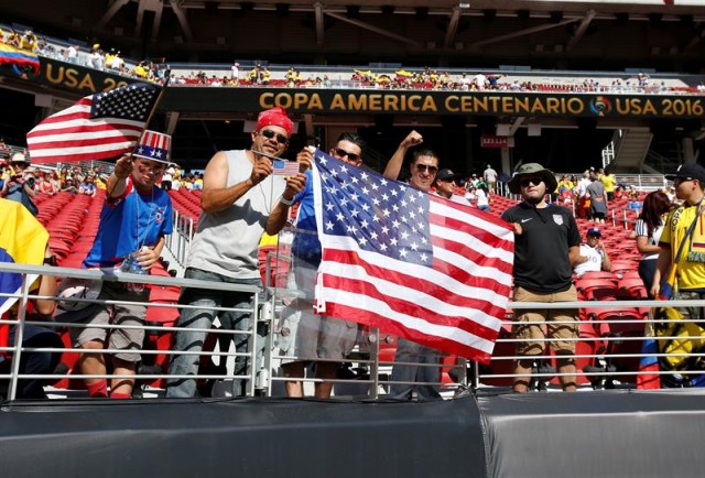 Aficionados de EEUU animan a su equipo antes de enfrentar a Colombia hoy, viernes 3 de junio de 2016, en la Copa América Centenario, en el estadio Levi's de Santa Clara (EE.UU.). EFE