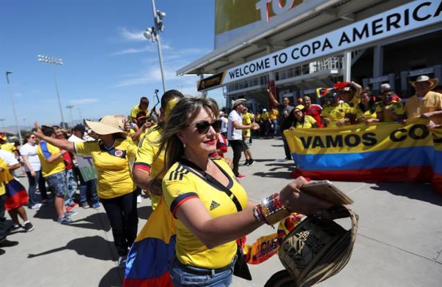 Aficionados colombianos animan a su equipo antes de su juego ante EE.UU. hoy, viernes 3 de junio de 2016, antes del juego de inauguración de la Copa América Centenario en el exterior del Levi's Stadium de Santa Clara (EE.UU.). EFE