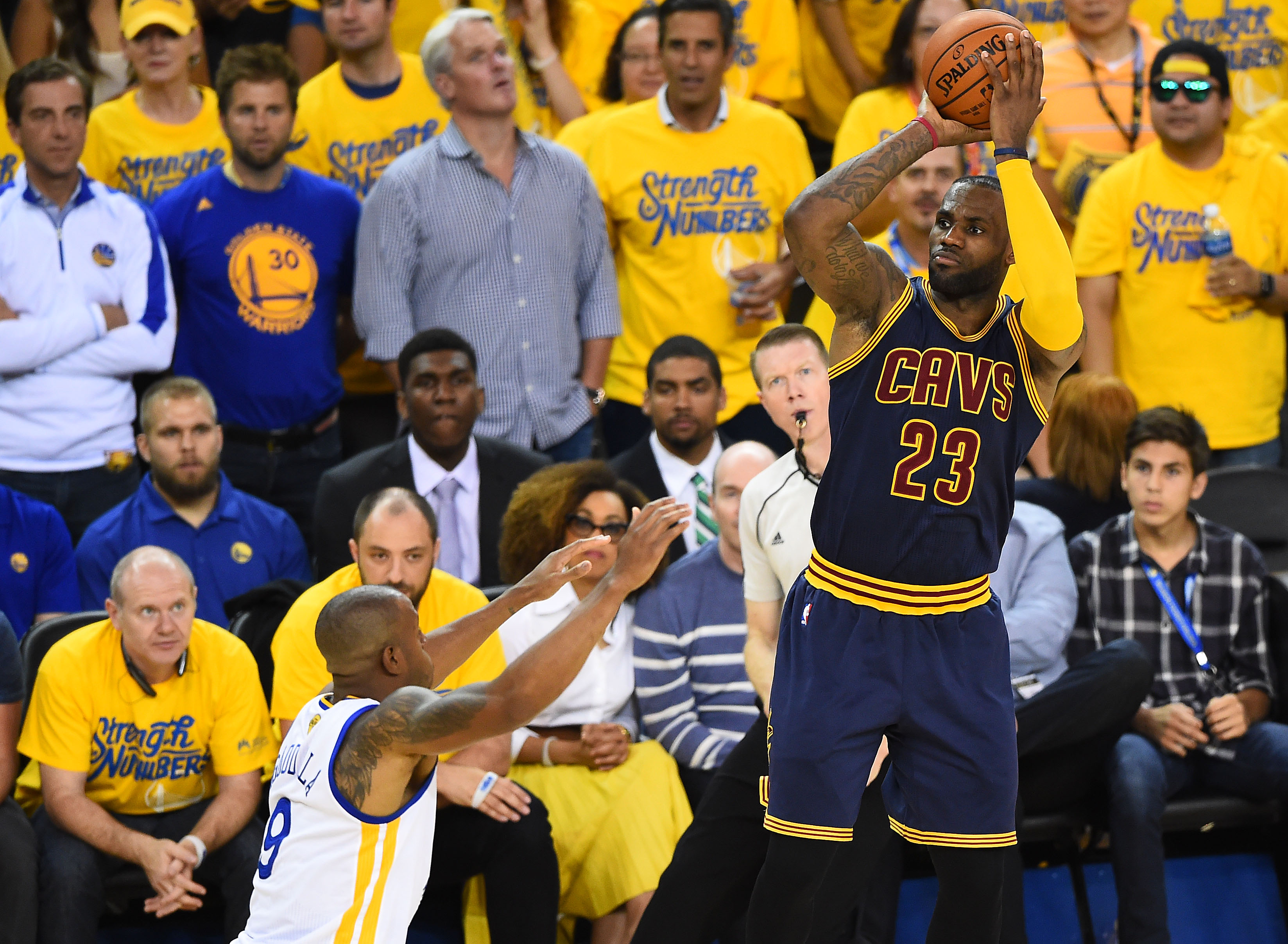 LeBron James y los Cavaliers van con urgencia al segundo juego de la final