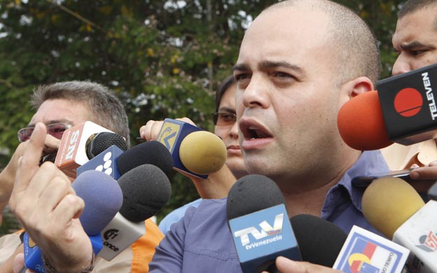 MARACAIBO VENEZUELA 07/01/2016 SUCESOS LEONARDO FERNANDEZ DA RUEDA DE PRENSA FRENTE A LA MORGUE POR LA DELINCUENCIA Y MUERTOS EN LA FOTO DIRIGENTE DE UNT