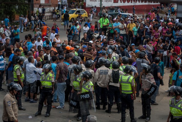 MANIFESTACIONES Y SAQUEOS ANTE ESCASEZ DE PRODUCTOS BÁSICOS