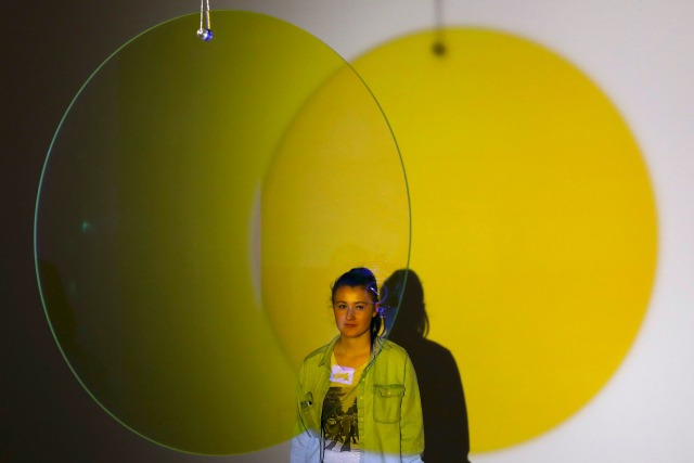 Un asistente de museo posa con 'Yellow frente púrpura' de Olafur Eliasson durante la inauguración de la nueva Tate Modern de Londres, Gran Bretaña, 14 de junio de 2016. REUTERS / Stefan Wermuth