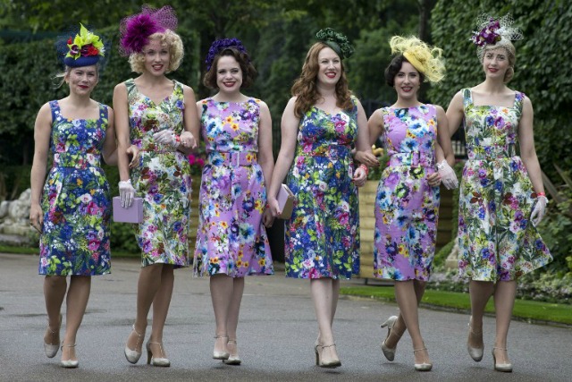 Racegoers llegan en el primer día de la Royal Ascot carreras de caballos se encuentran, en Ascot, al oeste de Londres, el 14 de junio de 2016. JUSTIN TALLIS / AFP